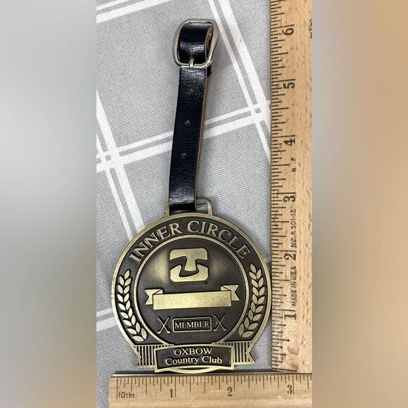 Golf Bag Tag Oxbow Country Club Inner Circle Antiqued Brass Metal NOS Oxbow, ND - Picture 3 of 3